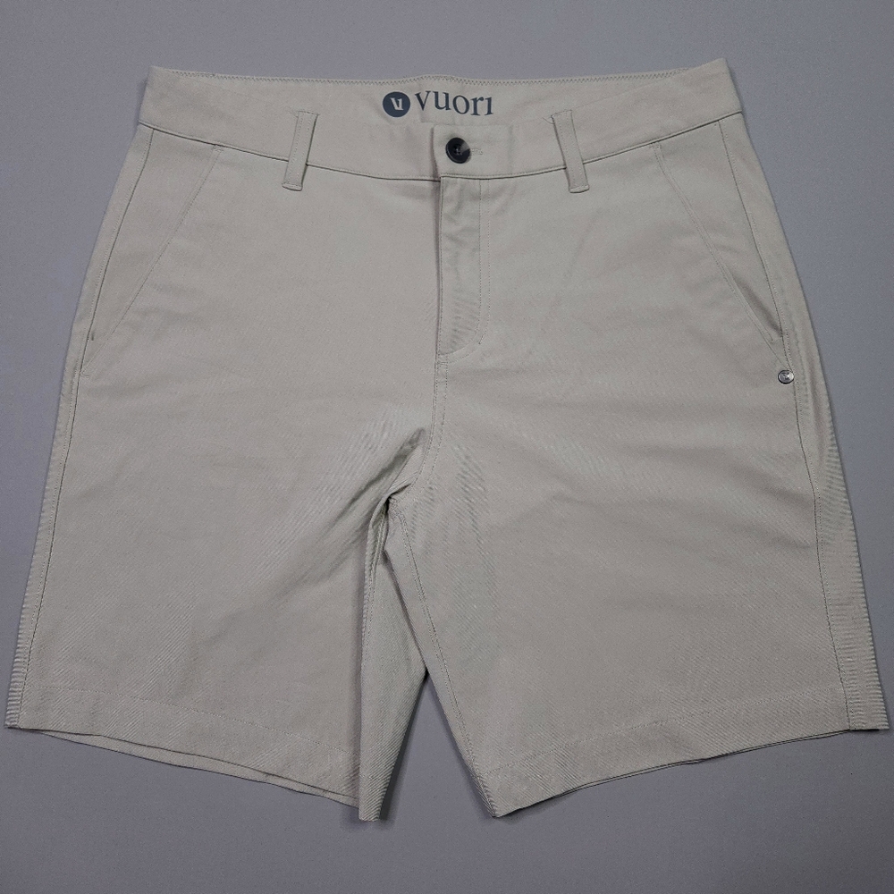 Vuori 8.5" Meta Chino Shorts in Birch Preppy Athleisure Stretch 32